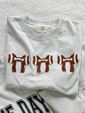 Sunkissed Coconut Light Gray Short-Sleeve Tee with Football Bows Size Medium